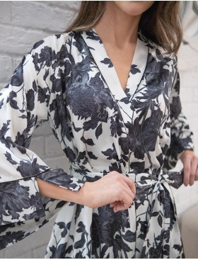 Шёлковый короткий халат Mia-Amore GLADIS 4113, Цвет: черно-белый, Размеры: 4XL/5XL, изображение 4