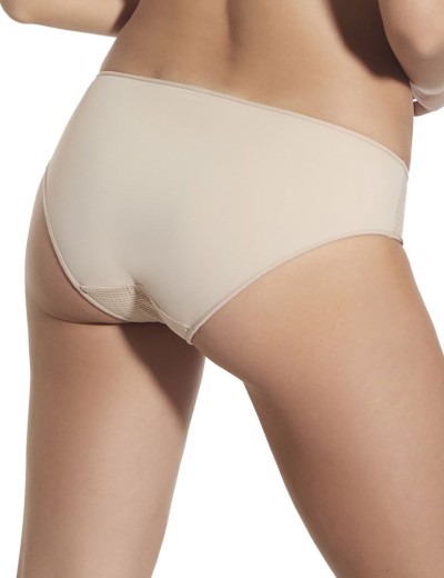 срезы отделаны плоскими швом;