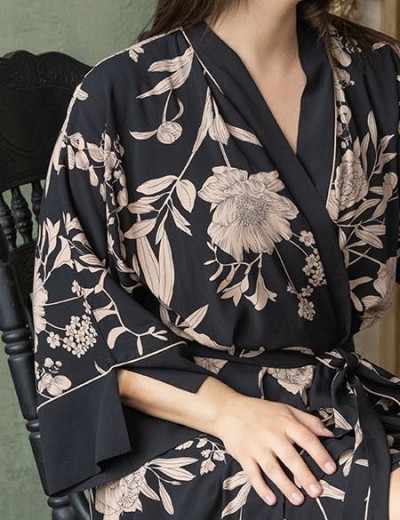 Длинный халат с запахом Mia-Amore RENE 5119, Цвет: цветы на черном, Размеры: 4XL/5XL, изображение 4