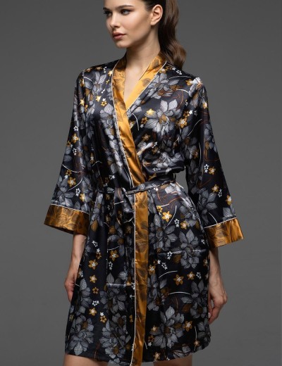 Короткий атласный халат Mia-Amore ELSA 7533, Цвет: темно-синий, Размеры: 2XL/3XL, изображение 3 Короткий атласный халат Mia-Amore ELSA 7533, Цвет: темно-синий, Размеры: 2XL/3XL, изображение 3