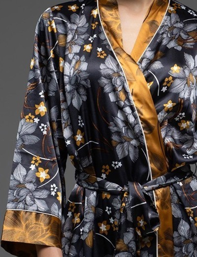 Короткий атласный халат Mia-Amore ELSA 7533, Цвет: темно-синий, Размеры: 2XL/3XL, изображение 4 Короткий атласный халат Mia-Amore ELSA 7533, Цвет: темно-синий, Размеры: 2XL/3XL, изображение 4