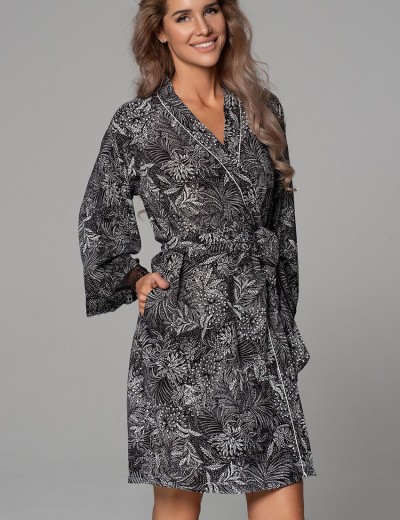 Короткий запашной халат Mia-Amore JOLINE 5583, Цвет: черный, Размеры: 2XL/3XL, изображение 3 Короткий запашной халат Mia-Amore JOLINE 5583, Цвет: черный, Размеры: 2XL/3XL, изображение 3