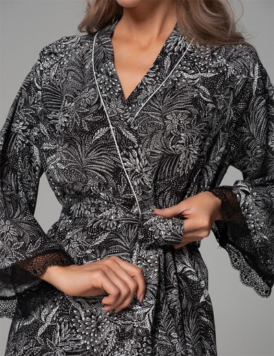 Короткий запашной халат Mia-Amore JOLINE 5583, Цвет: черный, Размеры: 2XL/3XL, изображение 4 Короткий запашной халат Mia-Amore JOLINE 5583, Цвет: черный, Размеры: 2XL/3XL, изображение 4