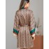 Короткий шёлковый халат Mia-Amore BRIANNA 4333, Цвет: мультицвет, Размеры: 2XL/3XL, изображение 2 Короткий шёлковый халат Mia-Amore BRIANNA 4333, Цвет: мультицвет, Размеры: 2XL/3XL, изображение 2