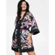 Атласный халат-кимоно Esotiq WILDFLOWER 39807, Цвет: черный+розовый, Размеры: M
